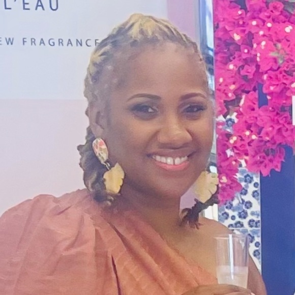 Meet your Posher, Stephanie - Picture 2 of 6